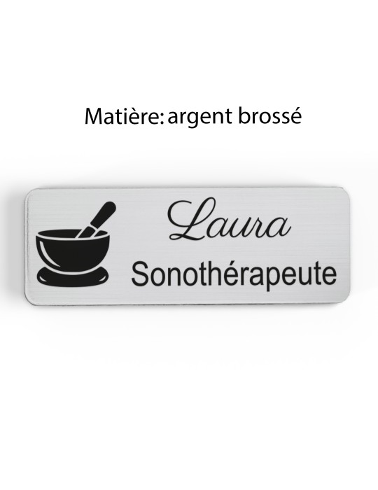 Badge personnalisé sonothérapeute, motif sonothérapie et vibrations sonores, finition argent brossé