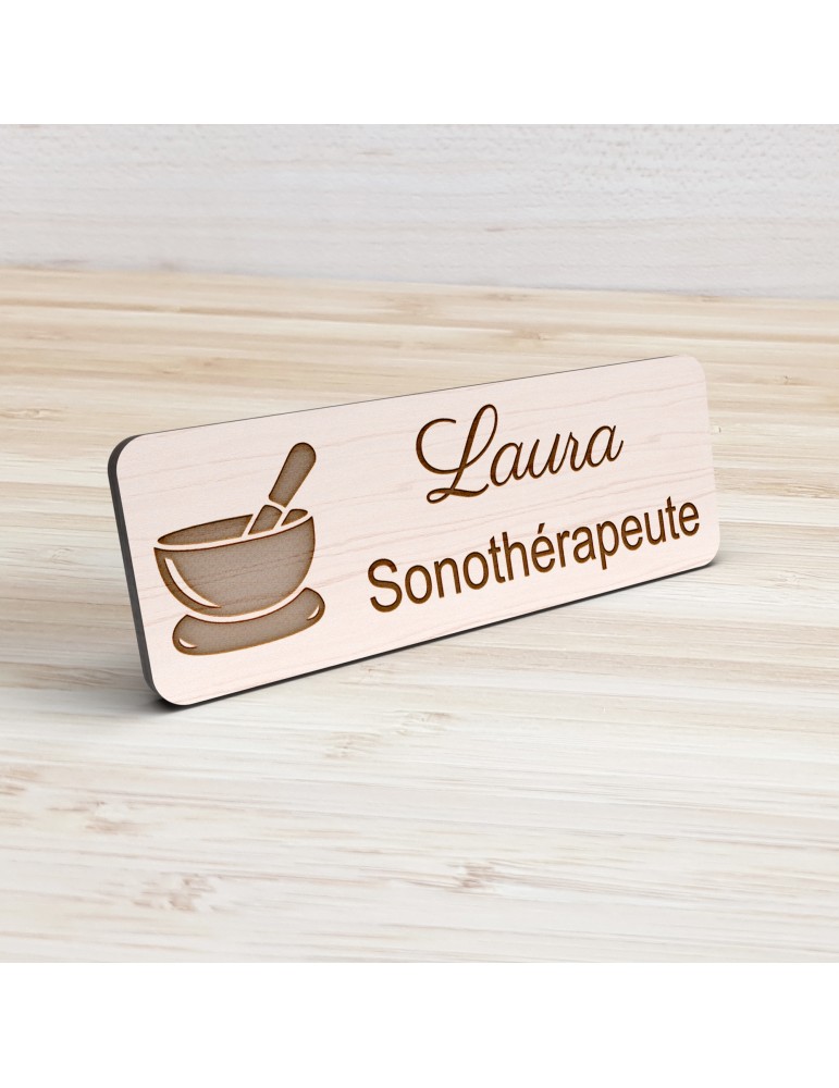 Badge personnalisé sonothérapeute, motif sonothérapie et vibrations sonores, vue de présentation