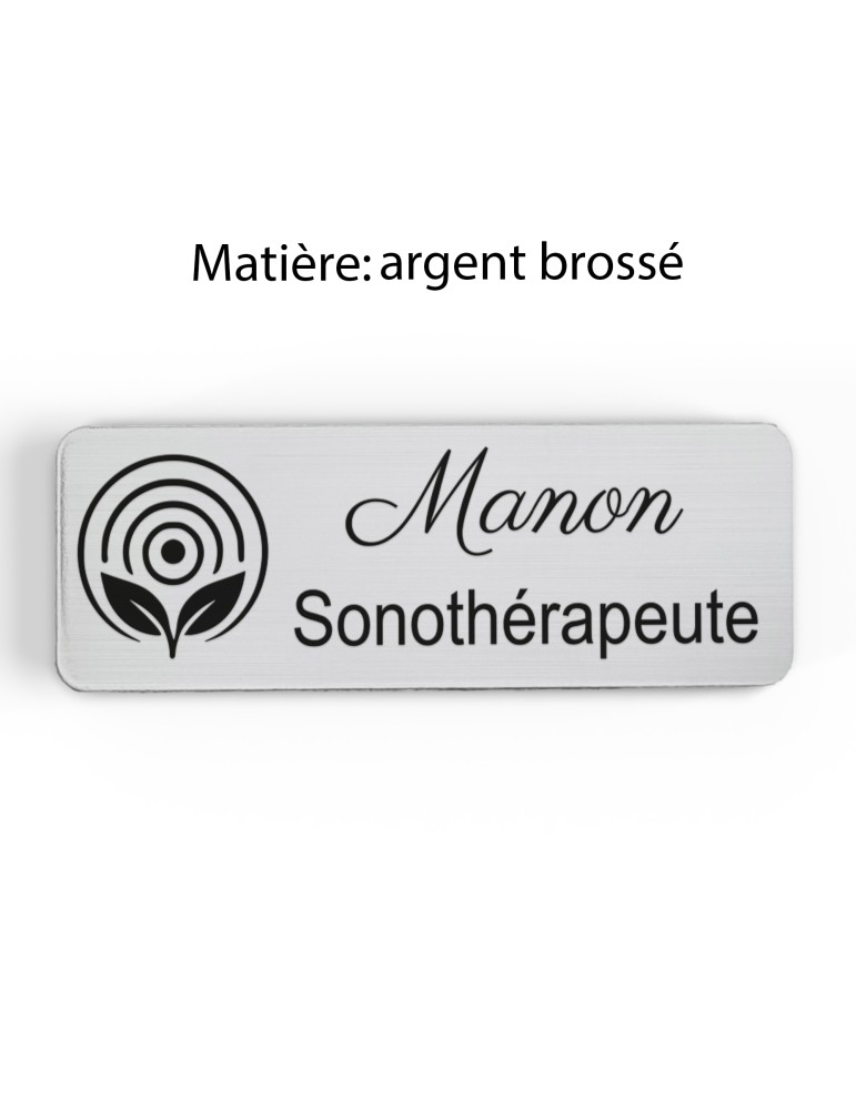 Badge personnalisé sonothérapeute, motif sonothérapie et vibrations sonores, finition argent brossé