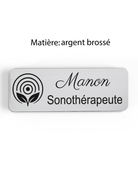 Badge personnalisé sonothérapeute, motif sonothérapie et vibrations sonores, finition argent brossé