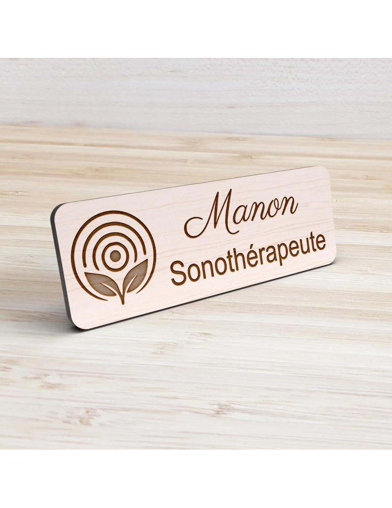 Badge personnalisé sonothérapeute, motif sonothérapie et vibrations sonores, vue de présentation