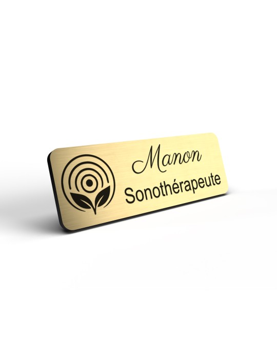 Badge personnalisé sonothérapeute, motif sonothérapie et vibrations sonores, détail de la finition or brossé