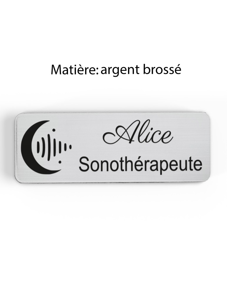 Badge personnalisé sonothérapeute, motif sonothérapie et vibrations sonores, finition argent brossé