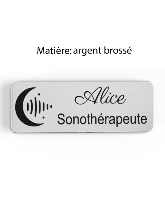 Badge personnalisé sonothérapeute, motif sonothérapie et vibrations sonores, finition argent brossé