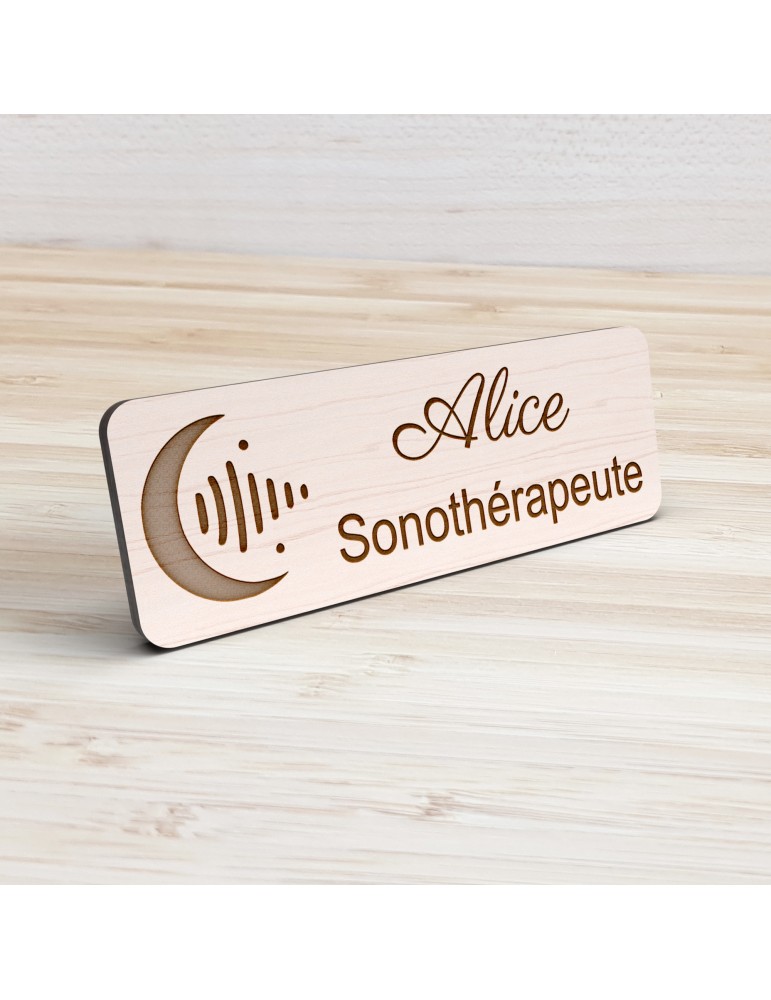 Badge personnalisé sonothérapeute, motif sonothérapie et vibrations sonores, vue de présentation