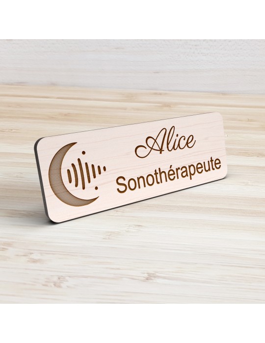 Badge personnalisé sonothérapeute, motif sonothérapie et vibrations sonores, vue de présentation