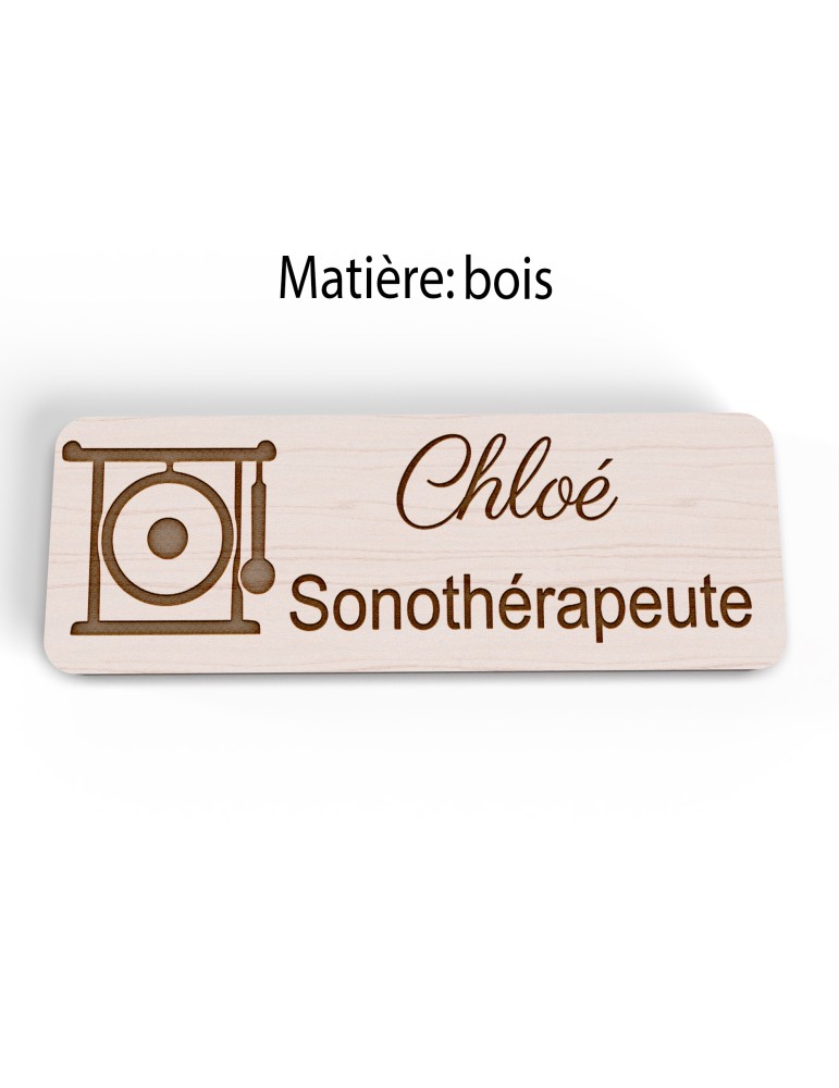 Badge personnalisé sonothérapeute, motif sonothérapie et vibrations sonores, version bois vue à plat