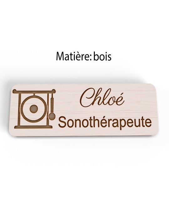 Badge personnalisé sonothérapeute, motif sonothérapie et vibrations sonores, version bois vue à plat