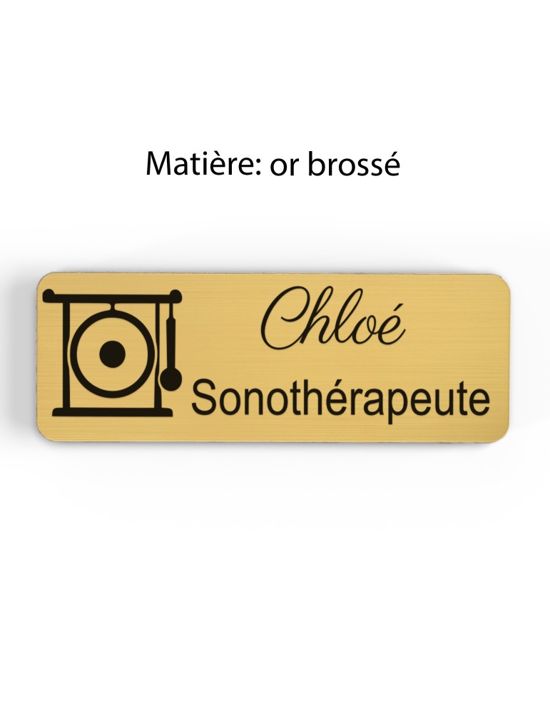 Badge personnalisé sonothérapeute, motif sonothérapie et vibrations sonores, finition or brossé