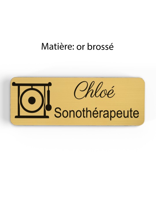 Badge personnalisé sonothérapeute, motif sonothérapie et vibrations sonores, finition or brossé