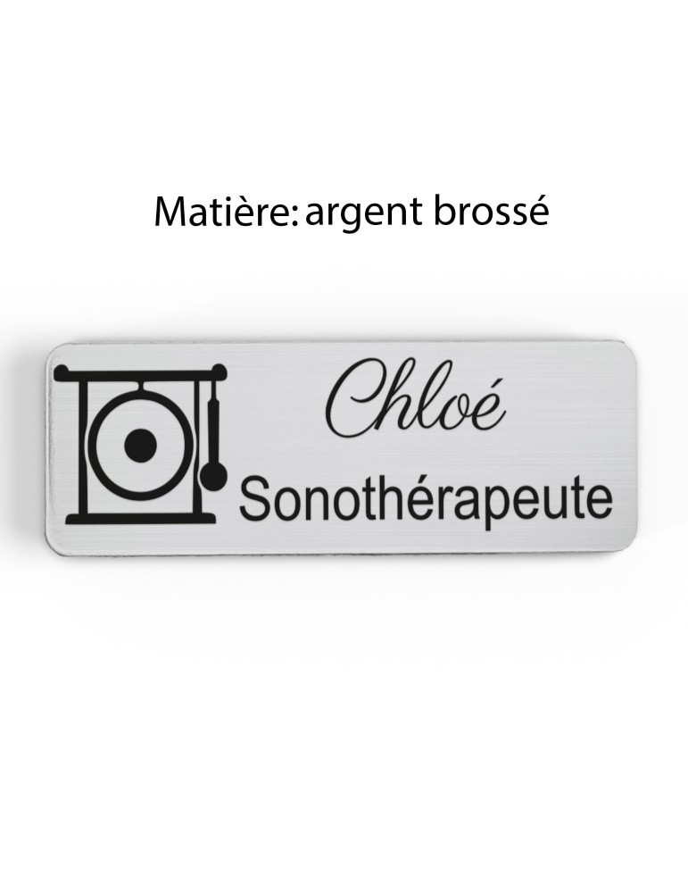 Badge personnalisé sonothérapeute, motif sonothérapie et vibrations sonores, finition argent brossé