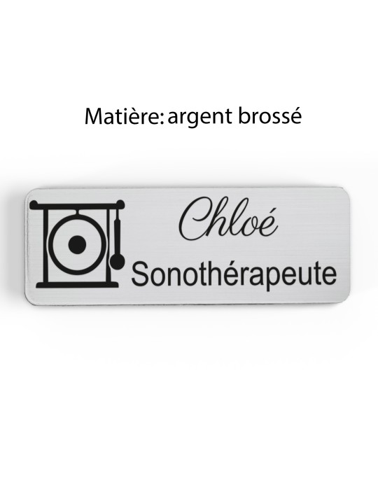 Badge personnalisé sonothérapeute, motif sonothérapie et vibrations sonores, finition argent brossé