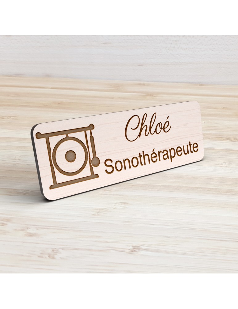 Badge personnalisé sonothérapeute, motif sonothérapie et vibrations sonores, vue de présentation