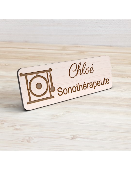 Badge personnalisé sonothérapeute, motif sonothérapie et vibrations sonores, vue de présentation