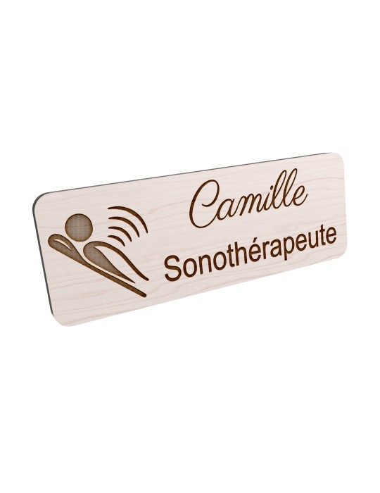 Badge personnalisé sonothérapeute, motif sonothérapie et vibrations sonores, vue en biais