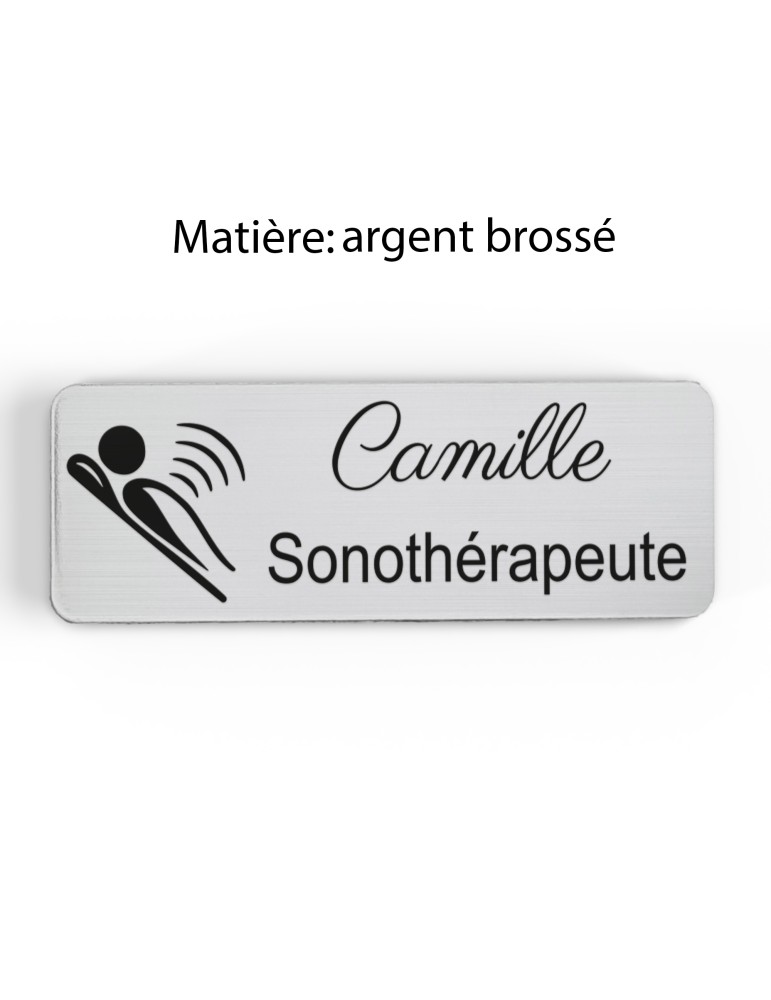 Badge personnalisé sonothérapeute, motif sonothérapie et vibrations sonores, finition argent brossé