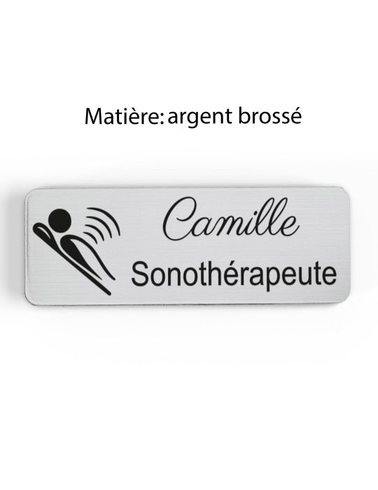Badge personnalisé sonothérapeute, motif sonothérapie et vibrations sonores, finition argent brossé