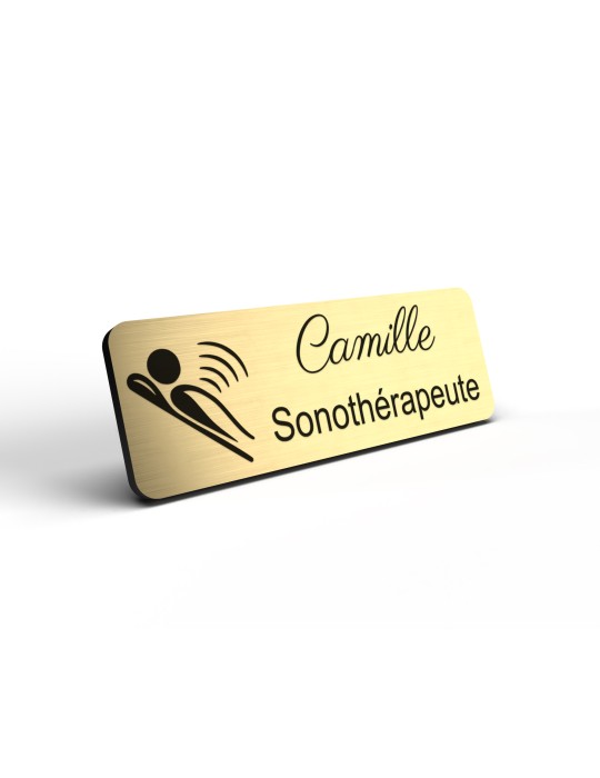 Badge personnalisé sonothérapeute, motif sonothérapie et vibrations sonores, détail de la finition or brossé