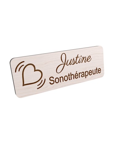 Badge personnalisé sonothérapeute, motif sonothérapie et vibrations sonores, vue en biais