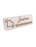 Badge personnalisé sonothérapeute, motif sonothérapie et vibrations sonores, vue en biais