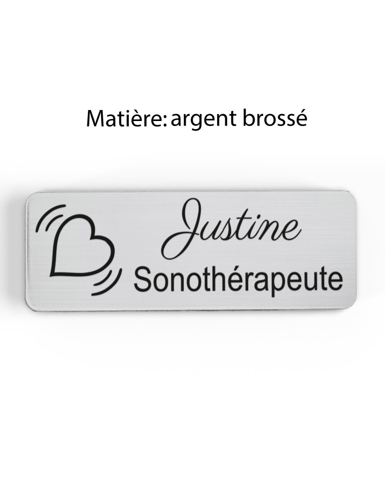 Badge personnalisé sonothérapeute, motif sonothérapie et vibrations sonores, finition argent brossé