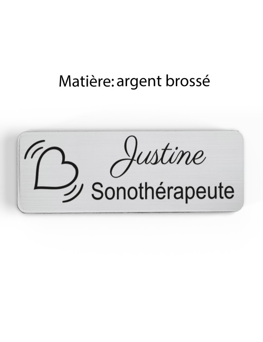 Badge personnalisé sonothérapeute, motif sonothérapie et vibrations sonores, finition argent brossé