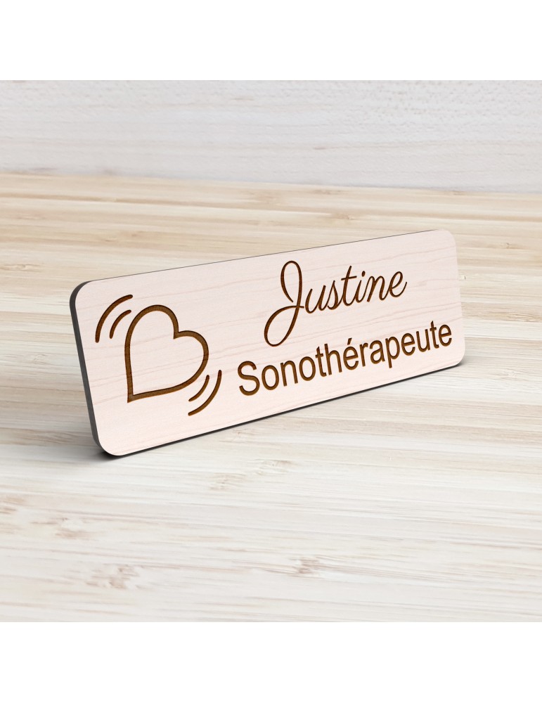 Badge personnalisé sonothérapeute, motif sonothérapie et vibrations sonores, vue de présentation