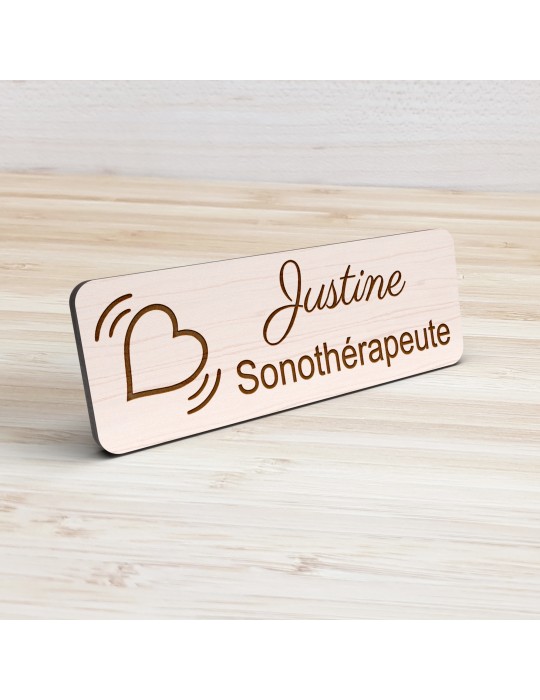 Badge personnalisé sonothérapeute, motif sonothérapie et vibrations sonores, vue de présentation