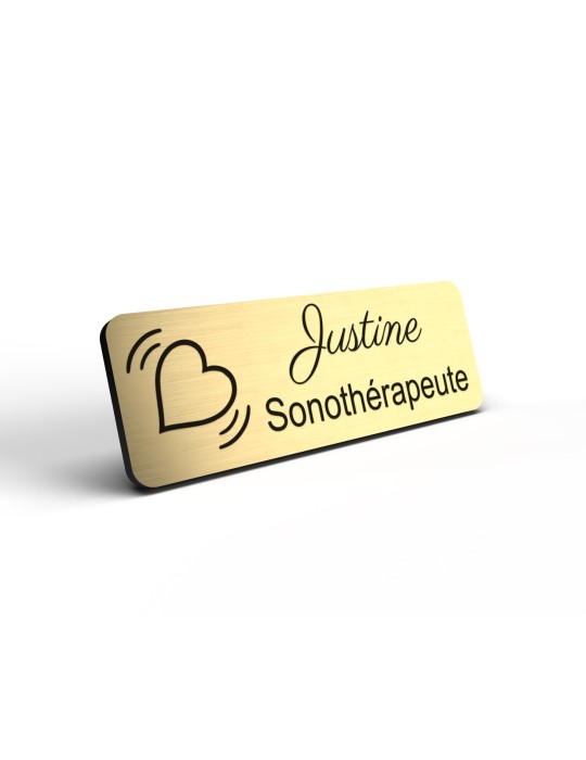 Badge personnalisé sonothérapeute, motif sonothérapie et vibrations sonores, détail de la finition or brossé
