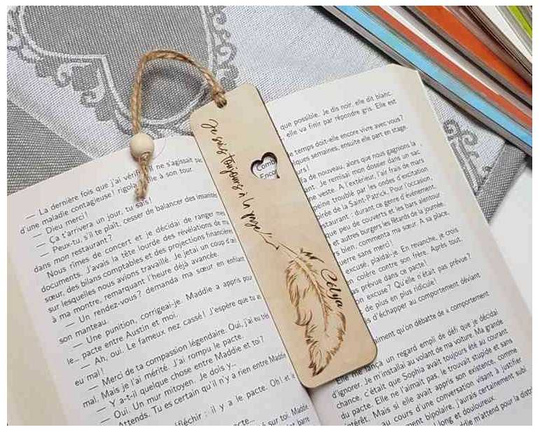 Marque page personnalisable en bois plume d'écriture