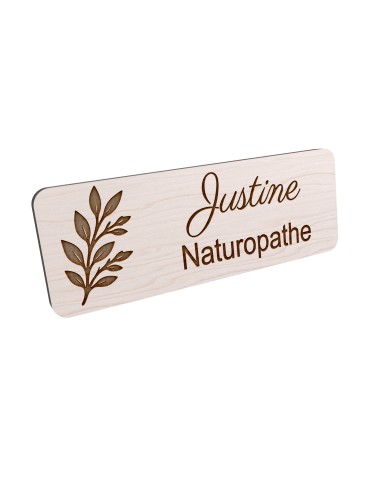 Badge personnalisé naturopathe, motif nature et bien-être, vue en biais