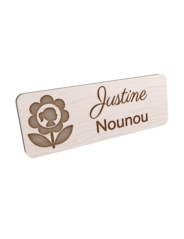 Badge personnalisé nounou, motif enfance et garde à domicile, vue en biais