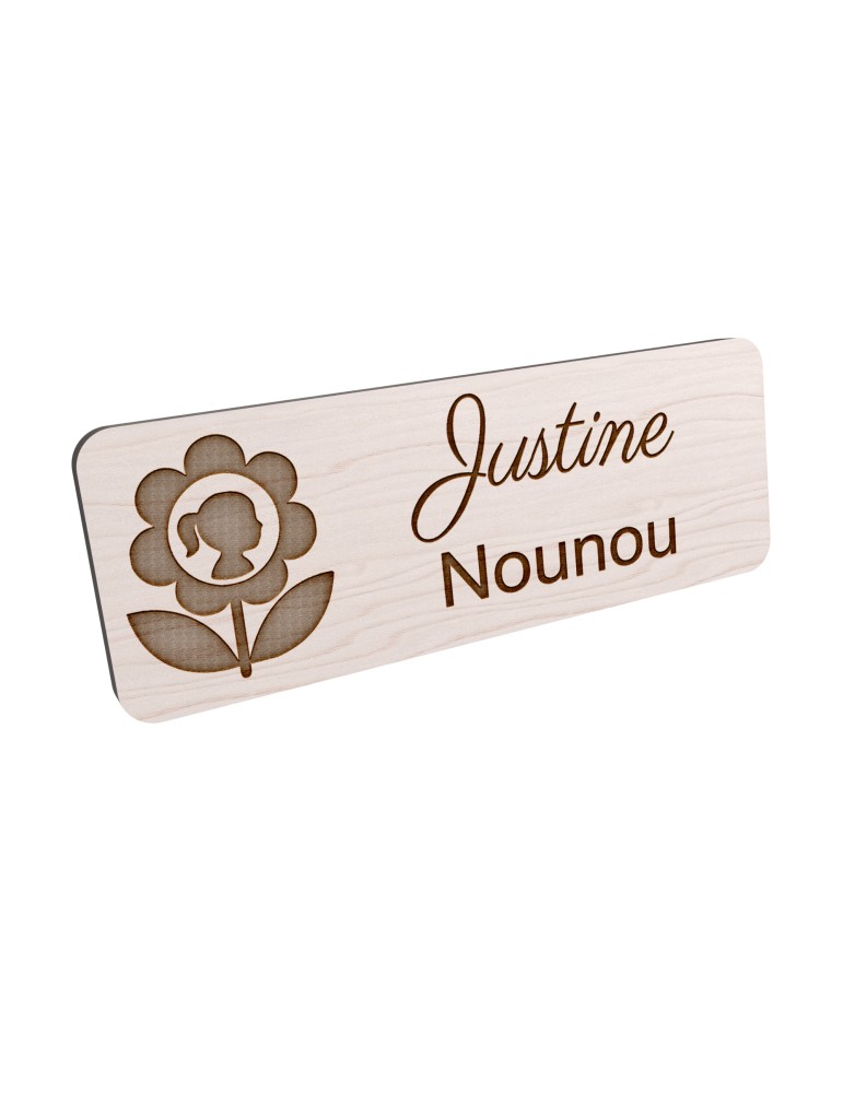 Badge personnalisé nounou, motif enfance et garde à domicile, vue en biais