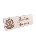 Badge personnalisé nounou, motif enfance et garde à domicile, vue en biais