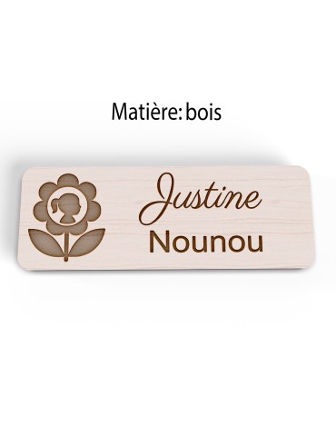 Badge personnalisé nounou, motif enfance et garde à domicile, vue en biais 2