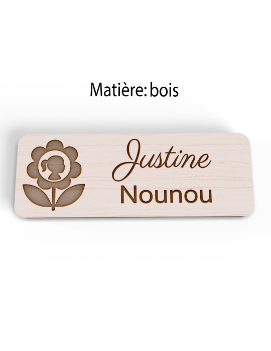 Badge personnalisé nounou, motif enfance et garde à domicile, version bois vue à plat