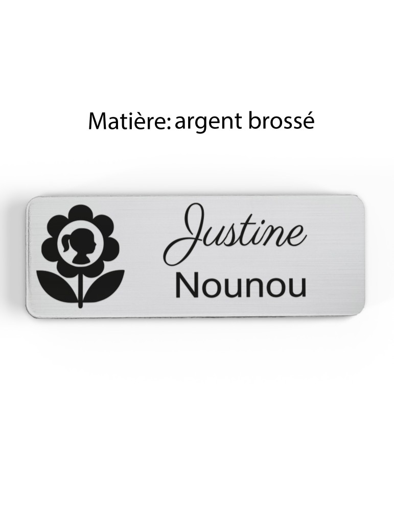 Badge personnalisé nounou, motif enfance et garde à domicile, finition argent brossé