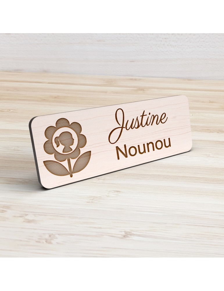 Badge personnalisé nounou, motif enfance et garde à domicile, vue de présentation