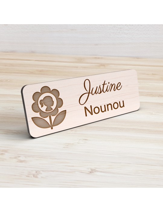 Badge personnalisé nounou, motif enfance et garde à domicile, vue de présentation