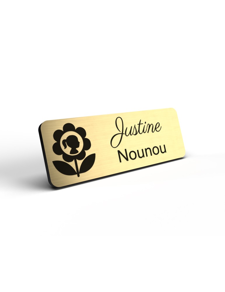 Badge personnalisé nounou, motif enfance et garde à domicile, détail de la finition or brossé