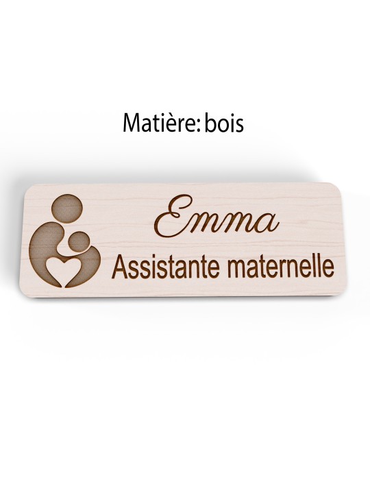 Badge personnalisé assistante maternelle, motif accueil familial et petite enfance, version bois vue à plat