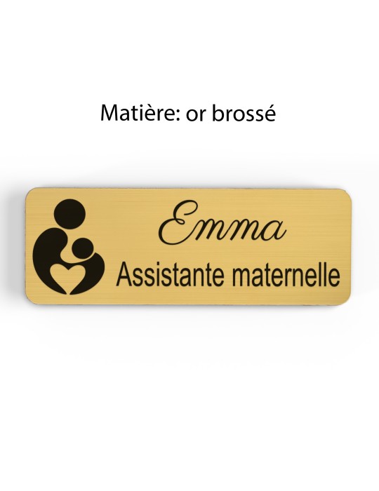 Badge personnalisé assistante maternelle, motif accueil familial et petite enfance, finition or brossé