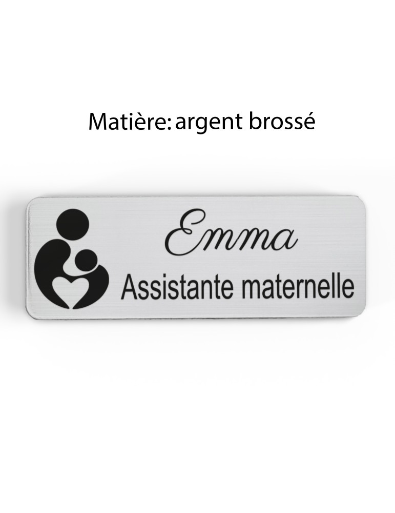 Badge personnalisé assistante maternelle, motif accueil familial et petite enfance, finition argent brossé