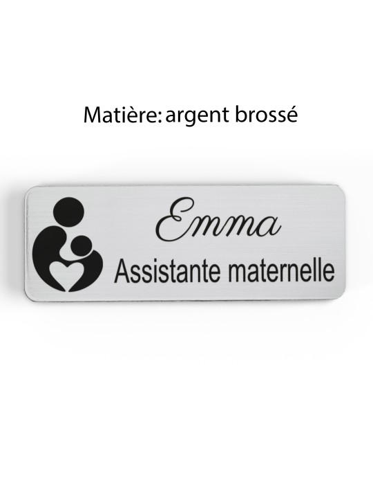 Badge personnalisé assistante maternelle, motif accueil familial et petite enfance, finition argent brossé