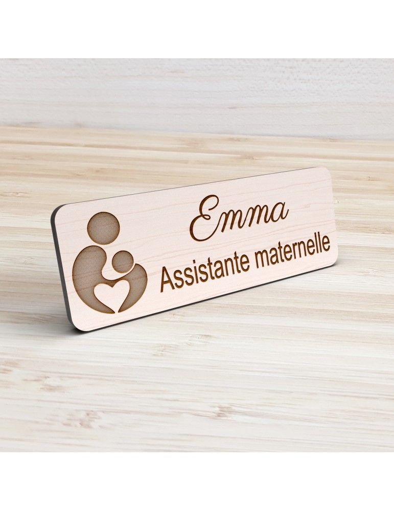 Badge personnalisé assistante maternelle, motif accueil familial et petite enfance, vue de présentation