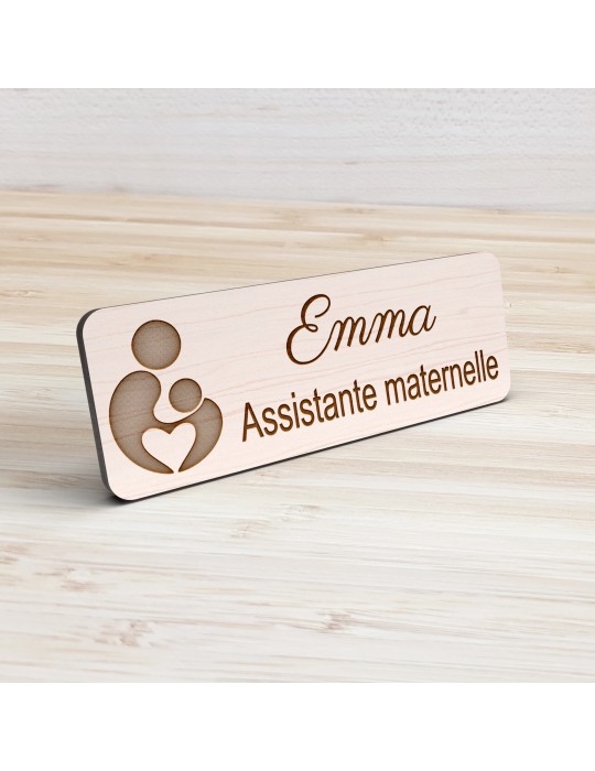 Badge personnalisé assistante maternelle, motif accueil familial et petite enfance, vue de présentation