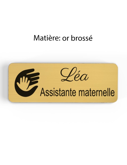 Badge personnalisé assistante maternelle, motif accueil familial et petite enfance, finition or brossé
