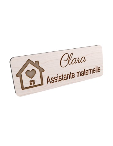 Badge personnalisé assistante maternelle, motif accueil familial et petite enfance, vue en biais