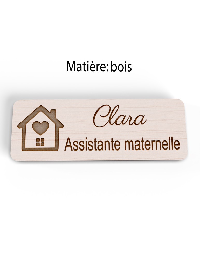 Badge personnalisé assistante maternelle, motif accueil familial et petite enfance, version bois vue à plat