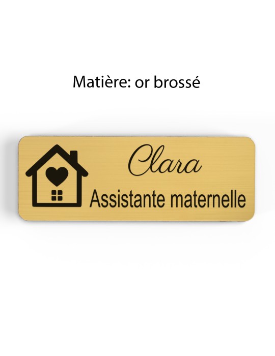 Badge personnalisé assistante maternelle, motif accueil familial et petite enfance, finition or brossé